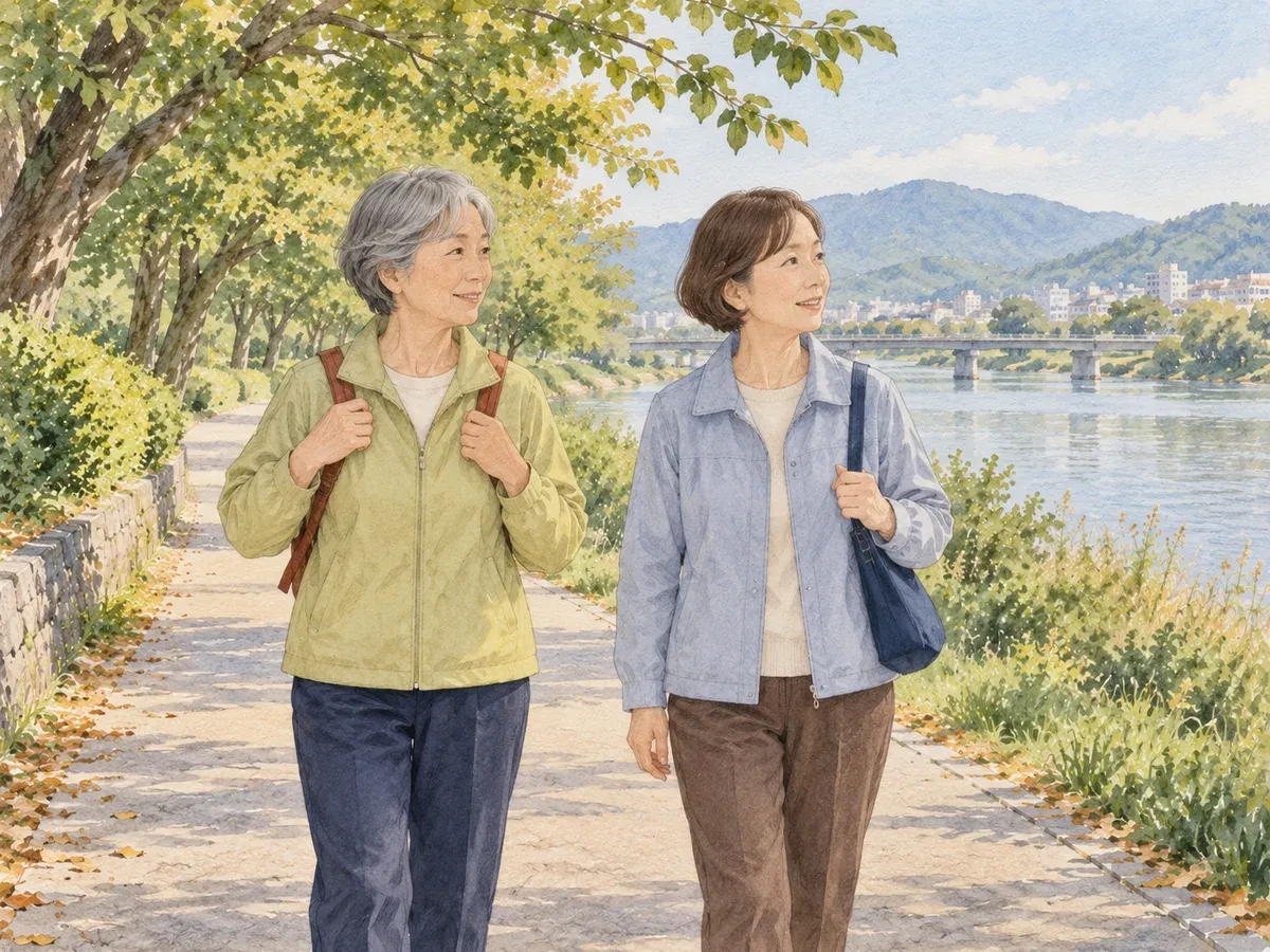 川沿いでリュックの肩ひもを持つ千鶴と、行く先を見る早苗のイメージ